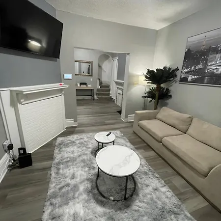 Chic Contemporary & Spacious 3Br Townhome